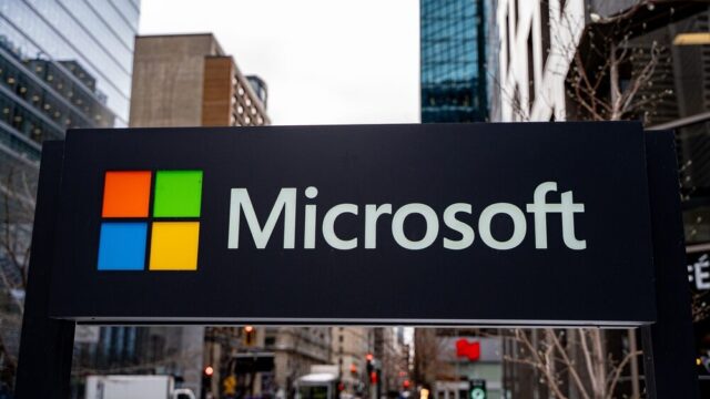 Logo di Microsoft con sfondo tecnologico