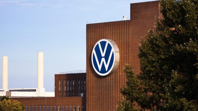 Logo Volkswagen su sfondo blu