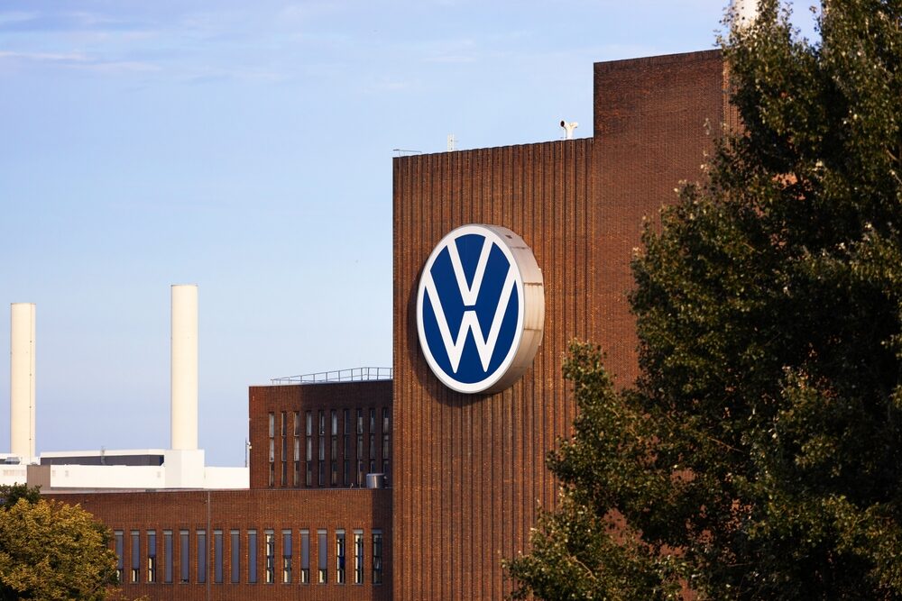 Logo Volkswagen su sfondo blu