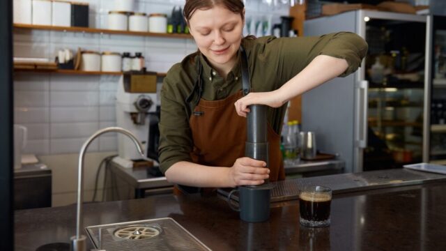 AeroPress Brewer e Macinacaffè Manuale in Noce