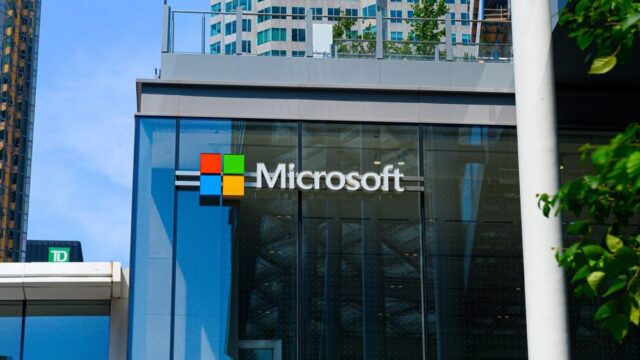 Microsoft e sindacati degli insegnanti siglano standard per l'AI