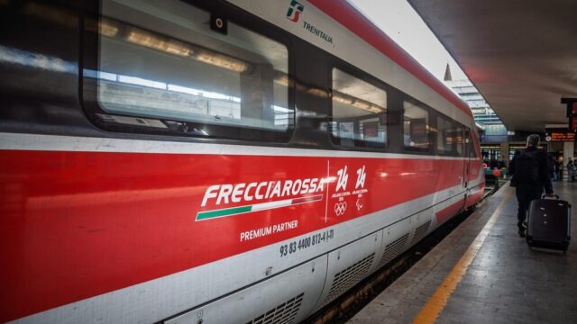 Treno Trenitalia in movimento