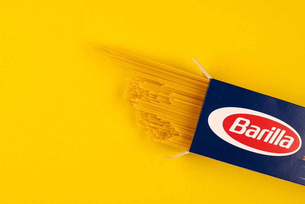 Dipendenti Barilla durante la pulizia del torrente Parma